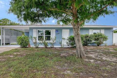 House in North Port, Florida 2 bedrooms, 117.06 sq.m. № 2204995 - photo 3