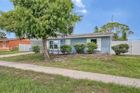 House in North Port, Florida 2 bedrooms, 117.06 sq.m. № 2204995 - photo 2