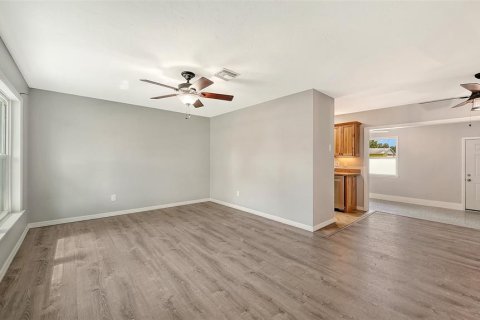 House in North Port, Florida 2 bedrooms, 117.06 sq.m. № 2204995 - photo 7