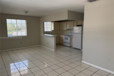 Apartamento en alquiler en Hialeah, Florida, 2 dormitorios, 78.69 m2 № 2074542 - foto 2