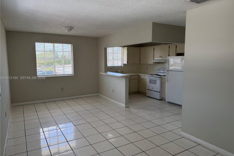 Apartamento en alquiler en Hialeah, Florida, 2 dormitorios, 78.69 m2 № 2074542 - foto 3
