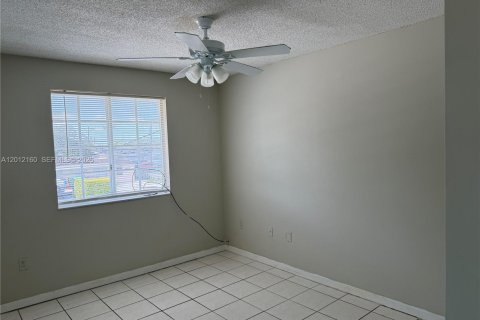 Apartamento en alquiler en Hialeah, Florida, 2 dormitorios, 78.69 m2 № 2074542 - foto 7