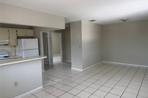 Apartamento en alquiler en Hialeah, Florida, 2 dormitorios, 78.69 m2 № 2074542 - foto 4