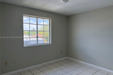 Apartamento en alquiler en Hialeah, Florida, 2 dormitorios, 78.69 m2 № 2074542 - foto 9