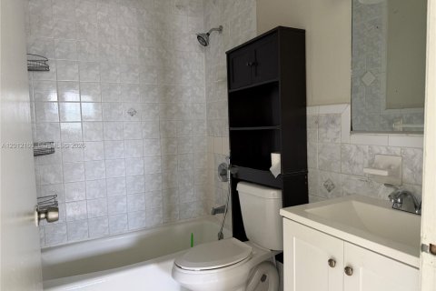 Apartamento en alquiler en Hialeah, Florida, 2 dormitorios, 78.69 m2 № 2074542 - foto 11