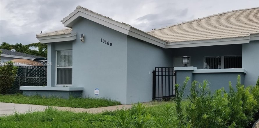 Дом в Майами, Флорида 3 спальни, 114.36м2 № 1946138