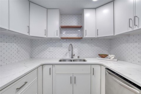 Condo in Ormond Beach, Florida, 2 bedrooms  № 1807316 - photo 11