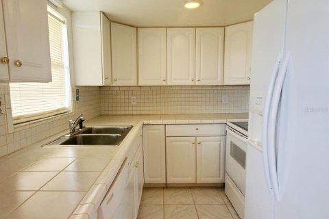 Condo in Sun City Center, Florida, 2 bedrooms  № 2204082 - photo 9
