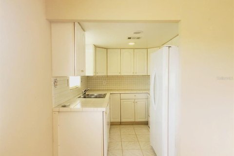 Condo in Sun City Center, Florida, 2 bedrooms  № 2204082 - photo 8