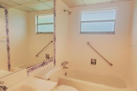 Condo in Sun City Center, Florida, 2 bedrooms  № 2204082 - photo 13
