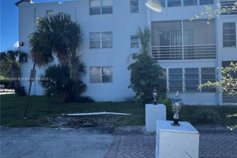 Condo in Lauderdale Lakes, Florida, 2 bedrooms  № 1954144 - photo 7