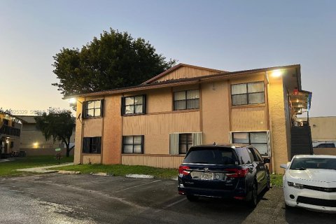 Снять в аренду кондоминиум в Хайалиа, Флорида 2 спальни, 69.68м2, № 1989350 - фото 1