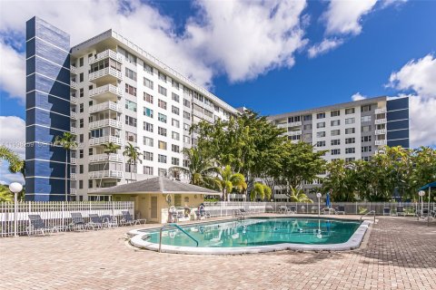 Condo in Hollywood, Florida, 2 bedrooms  № 2244148 - photo 2