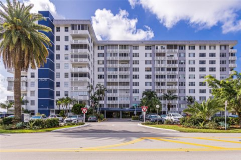 Condo in Hollywood, Florida, 2 bedrooms  № 2244148 - photo 9