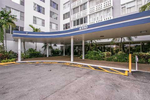 Condo in Hollywood, Florida, 2 bedrooms  № 2244148 - photo 8