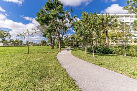 Condo in Hollywood, Florida, 2 bedrooms  № 2244148 - photo 3