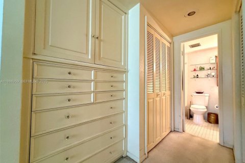 Condo in Hollywood, Florida, 2 bedrooms  № 2244148 - photo 17