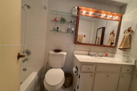 Condo in Hollywood, Florida, 2 bedrooms  № 2244148 - photo 18