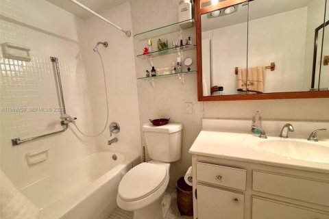 Condo in Hollywood, Florida, 2 bedrooms  № 2244148 - photo 19