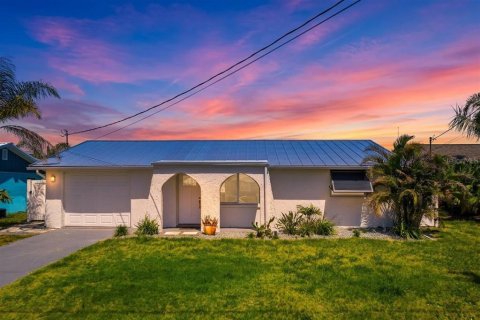 House in Hudson, Florida 2 bedrooms, 101.45 sq.m. № 2207628