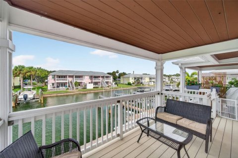 Condo in Saint Petersburg, Florida, 2 bedrooms  № 1909527 - photo 24