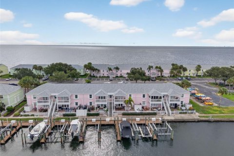 Condo in Saint Petersburg, Florida, 2 bedrooms  № 1909527 - photo 1