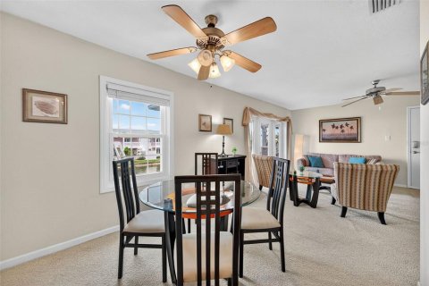 Condo in Saint Petersburg, Florida, 2 bedrooms  № 1909527 - photo 9
