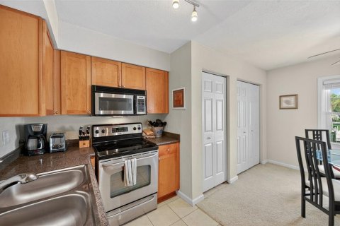 Condo in Saint Petersburg, Florida, 2 bedrooms  № 1909527 - photo 12