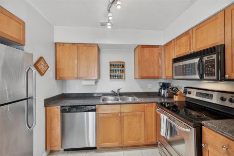 Condo in Saint Petersburg, Florida, 2 bedrooms  № 1909527 - photo 14