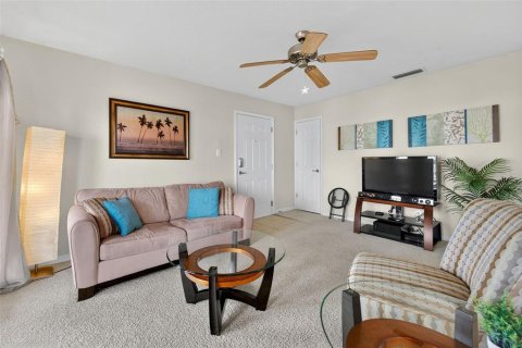 Condo in Saint Petersburg, Florida, 2 bedrooms  № 1909527 - photo 3