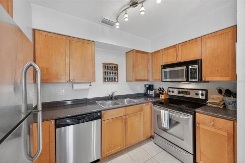 Condo in Saint Petersburg, Florida, 2 bedrooms  № 1909527 - photo 11