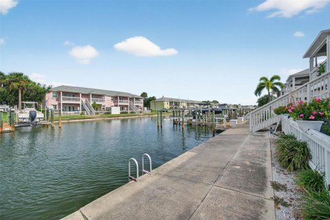 Condo in Saint Petersburg, Florida, 2 bedrooms  № 1909527 - photo 30