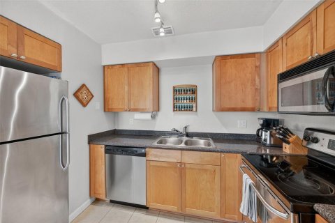 Condo in Saint Petersburg, Florida, 2 bedrooms  № 1909527 - photo 13