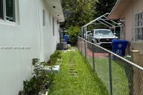 Commercial property in Miami, Florida 178.37 sq.m. № 1990692 - photo 12