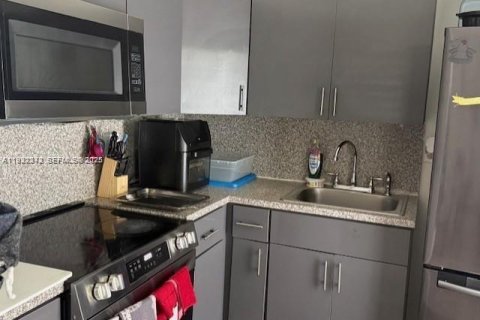 Commercial property in Miami, Florida 178.37 sq.m. № 1990692 - photo 3