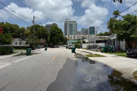 Commercial property in Miami, Florida 178.37 sq.m. № 1990692 - photo 2