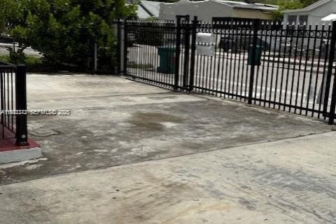 Commercial property in Miami, Florida 178.37 sq.m. № 1990692 - photo 10