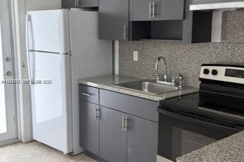 Commercial property in Miami, Florida 178.37 sq.m. № 1990692 - photo 4