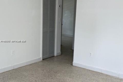 Commercial property in Miami, Florida 178.37 sq.m. № 1990692 - photo 8