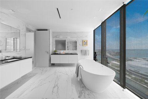Condominio en venta en Miami, Florida, 4 dormitorios, 427.35 m2 № 1959669 - foto 13