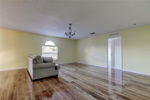 House in Spring Hill, Florida 6 bedrooms, 364.18 sq.m. № 1559605 - photo 7