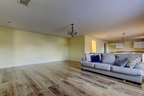 House in Spring Hill, Florida 6 bedrooms, 364.18 sq.m. № 1559605 - photo 8