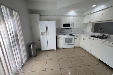 Снять в аренду таунхаус в Корал-Спрингс, Флорида 3 спальни, 108.7м2, № 2024316 - фото 7