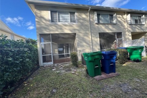 Снять в аренду таунхаус в Корал-Спрингс, Флорида 3 спальни, 108.7м2, № 2024316 - фото 2