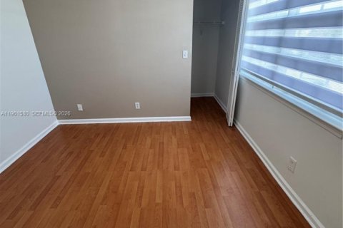 Снять в аренду таунхаус в Корал-Спрингс, Флорида 3 спальни, 108.7м2, № 2024316 - фото 15