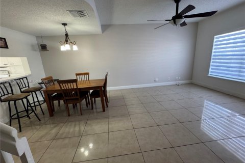 Снять в аренду таунхаус в Корал-Спрингс, Флорида 3 спальни, 108.7м2, № 2024316 - фото 3