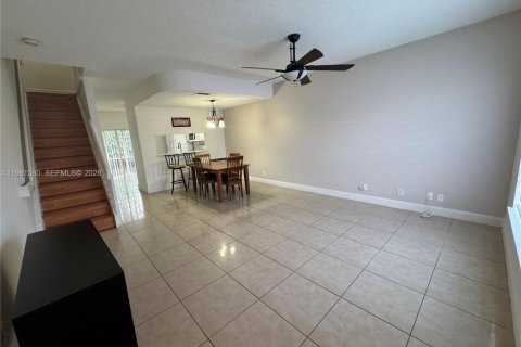 Снять в аренду таунхаус в Корал-Спрингс, Флорида 3 спальни, 108.7м2, № 2024316 - фото 5