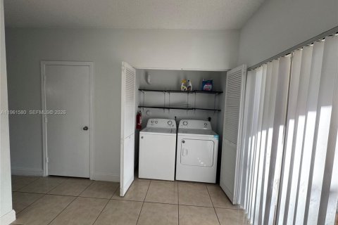 Снять в аренду таунхаус в Корал-Спрингс, Флорида 3 спальни, 108.7м2, № 2024316 - фото 8