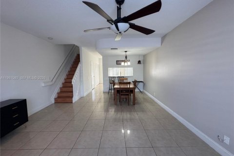 Снять в аренду таунхаус в Корал-Спрингс, Флорида 3 спальни, 108.7м2, № 2024316 - фото 4