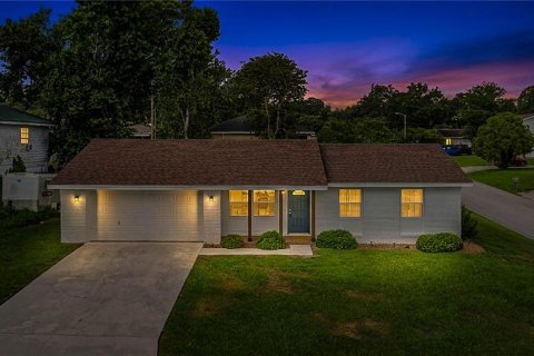 House in Lakeland, Florida 3 bedrooms, 111.2 sq.m. № 2234730